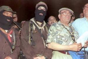 Bischof Samuel Ruiz rechts neben Subcomandante Marcos der Zapatistischen Befreiungsarmee