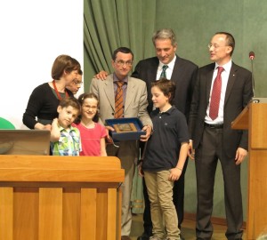 Mario Palmaro, bereits durch die Krankheit gezeichnet, im Mai 2013 mit seiner Familie beim Empfang des Preises "Glauben & Kultur", der ihm verliehen wurde