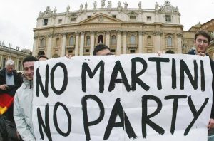 "No Martini, No Party" - Anhänger fordern während des Konklaves 2005 auf dem Petersplatz die Wahl von Kardinal Carlo Maria Martini SJ zum Papst.