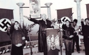 Miguel Serrano (Podium) als Hauptredner einer Hitler-Gedenkveranstaltung