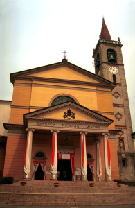Aus der Pfarrkirche von Missaglia (Lombardei) wurde das Allerheiligste aus dem aufgebrochenen Tabernakel  gestohlen. Als Täter werden Satanisten vermutet.