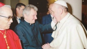 Msgr. Battista Ricca mit Papst Franziskus