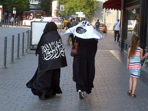 Mosleminnen mit Islamistenfahnen in Frankreich