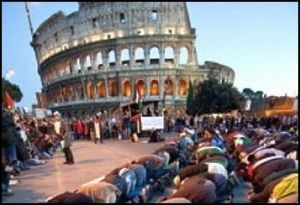 Moslems beten vor Kolosseum in Rom