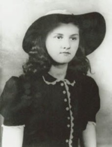 Rita Antoinette Rizzo, die spätere Mutter Angelica, als junges Mädchen vor ihrem Ordenseintritt