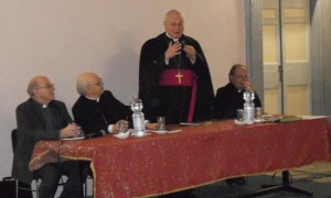 Msgr. Fabio Fabene ganz rechts im Bild bei der Vorstellung seines Buches über Amt und Auftrag eines Bischofs