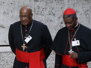 Napier mmit Kardinal  Chibly Langlois von Haiti während der Bischofssynode über die Familie