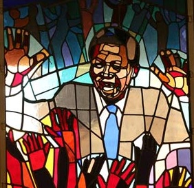 Glasfenster mit der Darstellung von Nelson Mandela in der katholischen Kirche Regina Mundi von Soweto in Johannesburg