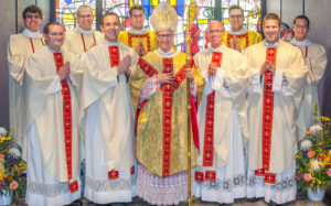 Bischof Conley mit den im Mai geweihten Neupriestern und Diakonen