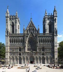 Der 1070 begonene Nidarosdom, seit 1090 Grabstätte des heiligen Olav. 1152 wurde Nidaros (der ältere Name für Trondheim) zum Erzbistum. 1537 wurde der letzte katholische Bischof vertrieben und die Kathedrale Sitz des lutherischen Primas von Norwegen.