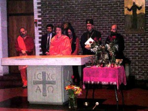 Rituale am Altar eines katholischen Einkehrhauses ohne Katholiken