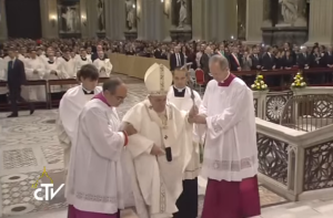Papst stolpert in Lateranbasilika