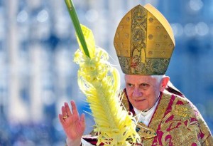 Palmsonntag 2012 Päpstliche Liturgien im Vergleich Benedikt XVI. 2012 Franziskus 2013 Knie- und Stimmprobleme des Heiligen Vaters?