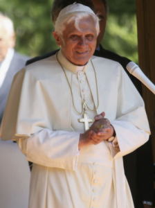 Papst Benedikt XVI. und ein vielfach von außen unter Dauerangriff gehaltenes und innerkirchlich behindertes Pontifikat