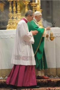 Papst Benedikt XVI. mit seinem Zeremonienmeister Guido Marini