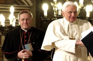 Papst Benedikt XVI. und Kardinal Kasper (Hintergrund), die beiden theologischen Gegenspieler. Ratzinger wurde Papst, ist am Ende aber dennoch Kasper der lachende Sieger?