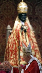 Papst Benedikt XVI., Petrus im Ornat mit Tiara, macht Königtum Jesu Christi sichtbar, während Amtsinhaber ganz zurücktritt, kein anthropozentrischer Pauperismus