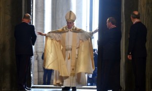 Papst Franziskus öffnet die Heilige Pforte (2015)