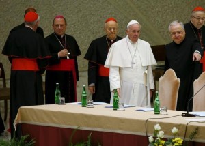 Papst Franziskus, links hinter dem Papst Kardinal Lorenzo Baldisseri, Synoden-Generalsekretär, vor Beginn des Festaktes am vergangenen Samstag