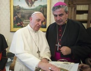 Papst Franziskus mit Bischof Silva, dem Vorsitzenden der Chilenischen Bischofskonferenz