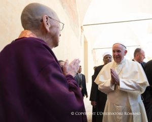 Papst Franziskus begrüßt Buddhisten-Vertreter