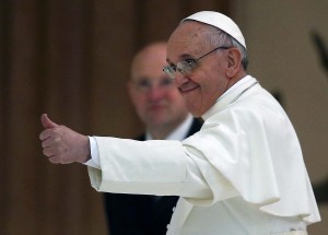 Papst Franziskus Daumen nach oben wie Politiker Filmstars