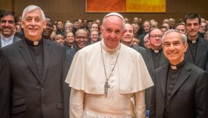 Papst Franziskus mit dem neuen Generaloberen des Jesuitenordens (links)