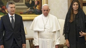 Papst Franziskus mit Staatspräsident Mauricio Macri und Juliana Awada