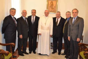 Papst Franziskus mit argentinischen Freunden, darunter drei protestantische Pastoren am 29. Mai 2013 in Santa Marta (Norberto Saracco ganz rechts)