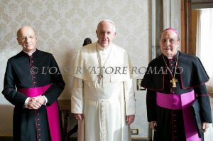 Rechts von Papst Franziskus Prälat Echevarria, links Msgr. Ocariz
