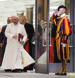 Papst Franziskus auf dem Weg ins Konsistorium
