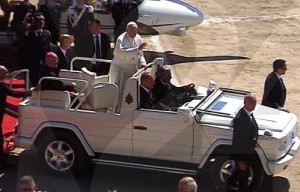 Papst Franziskus bei Ankunft in Kalabrien