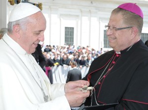 Papst Franziskus bestaunte im Juni 2013 das Brustkreuz von Erzbischof Altieri