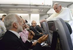 Papst Franziskus improvisierte Pressekonferenz im Flugzeug