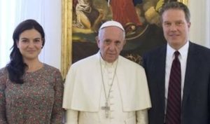 Papst Franziskus mit Greg Burke und Paloma Garcia Ovejero