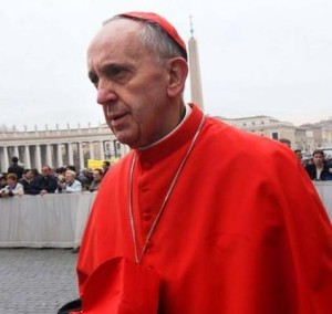 Papst Franziskus als Kardinal mit Kardinalsmozetta auf dem Petersplatz