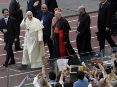 Papst Franziskus mit RnS-Vorsitzendem Martinez (links). Der Papst grüßt die Anwesenden wie ein Politiker, segnet sie allerdings nicht, wie es seine Vorgänger taten.