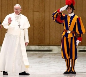 Papst Franziskus mit Schweizergardist
