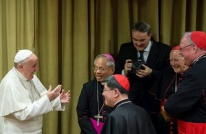Papst Franziskus mit Synodalen