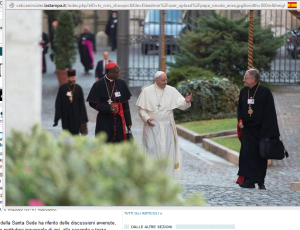 Papst Franziskus mit Synodalen auf dem Weg in die Synodenaula