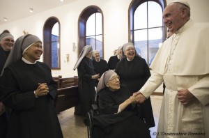 Papst Franziskus mit den Kleinen Schwestern der Armen