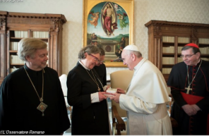 Papst Franziskus mit der lutherischen finnischen Bischöfin Irja Askola 
