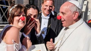 Papst Franziskus setzt sich auf Petersplatz Clownnase auf
