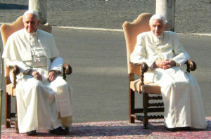 Papst Franziskus und Benedikt XVI.: der emeritierte Papst formuliert zusehends durch seine Hinweise eine Gegenposition zur tonangebenden Linie in der Kirche