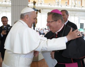 Papst Franziskus begrüße Bischof Rifan, den Administrator der Apostolischen Personaladministratur Johannes Maria Vianney von Campos in Brasilien