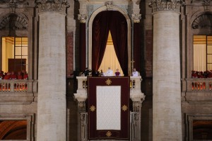 Papst Franziskus zeigt sich am Abend des 13. März 2013 der Welt