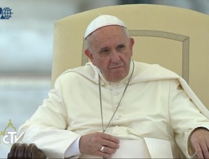 Papst Franziskus während der Ansprache des Vorsitzender der charismatischen Gemeinschaft "Rinnovamento nello Spirito"