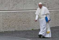 Papst Franziskus: zwischen Santa Marta und Synodenaula