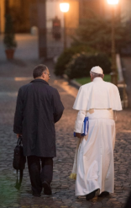 Pater Antonio Spadaro mit Papst Franziskus wärend der Familiensynode