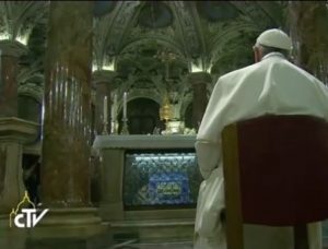 Papst besucht Mailand und sitzt vor dem Allerheiligsten